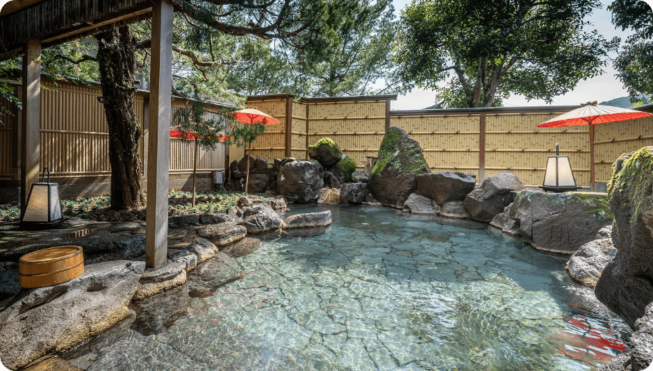 和多屋別荘の温泉を写している様子
